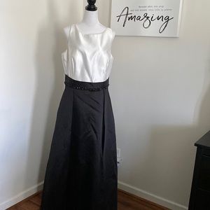 Gorgeous Formal Gown w/ pockets and sheer shaw ** Size 3X ** Tags on Used Once